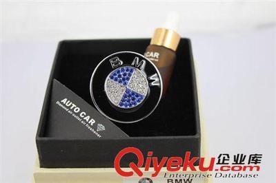 DAD鑲鉆出風(fēng)口 汽車標(biāo)志風(fēng)口香水 奔馳出風(fēng)口香熏 空調(diào)出風(fēng)口香水-饒平縣海山路士達(dá)汽車裝飾用品經(jīng)營部提供DAD鑲鉆出風(fēng)口 汽車標(biāo)志風(fēng)口香水 奔馳出風(fēng)口香熏 空調(diào)出風(fēng)口香水的相關(guān)介紹、產(chǎn)品、服務(wù)、圖片、價格饒平縣海山路士達(dá)汽車裝飾用品經(jīng)營部、汽車防爆膜;汽車改裝件;LED燈;汽車飾品;汽車香水;車載小電器;車衣